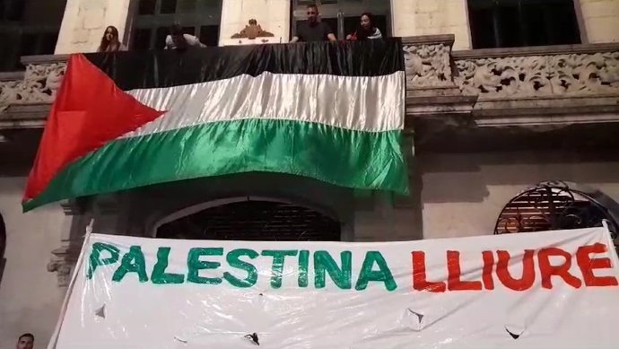 Cuelgan una bandera palestina en el Ayuntamiento de Girona