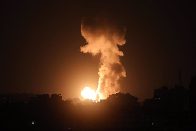 Archivo - Impacto de un misil israelí en la Franja de Gaza