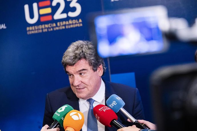 El ministro de Inclusión, Seguridad Social y Migraciones, José Luis Escrivá, atiende a medios tras participar en la Conferencia sobre rentas mínimas y políticas de inclusión social en el marco de la protección social europea