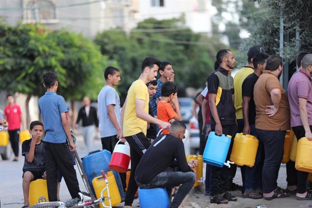 Palestinos en Gaza acuden a recibir suministros de agua
