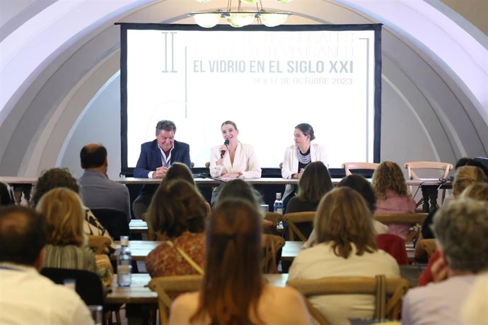 La presidenta del Govern, Marga Prohens, en las II Jornadas Internacionales del Vidrio Contemporáneo en Gordiola.
