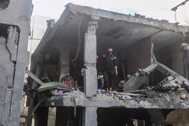 17 October 2023, Palestinian Territories, Rafah: A Palestinian inspects the scene following an Israeli air strike on Rafah, in the southern Gaza Strip. Photo: Mohammed Talatene/dpa