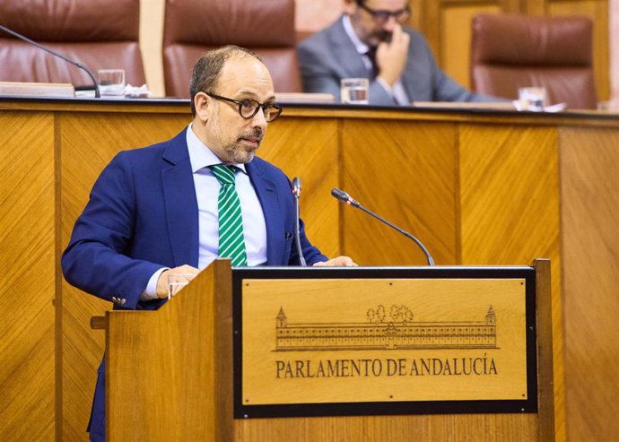 El diputado del PSOE-A Antonio Ruiz, en una foto de archivo en el Pleno del Parlamento andaluz.