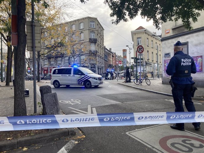 Un coche de la Policía belga en el barrio en el que fue abatido el sospechoso de cometer un atentado terrorista en Bruselas