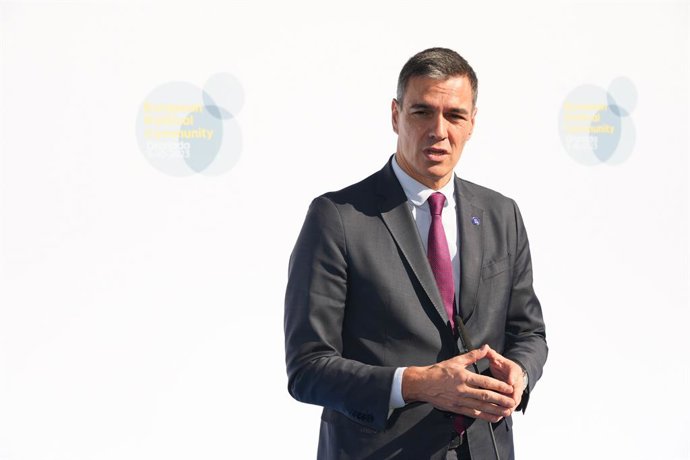 El presidente del Gobierno en funciones, Pedro Sánchez, atiende a los medios a su llegada al Palacio de Congresos de Granada para participar en la cumbre de la Comunidad Política Europea (CPE), a 5 de octubre de 2023, en Granada, Andalucía (España).  50