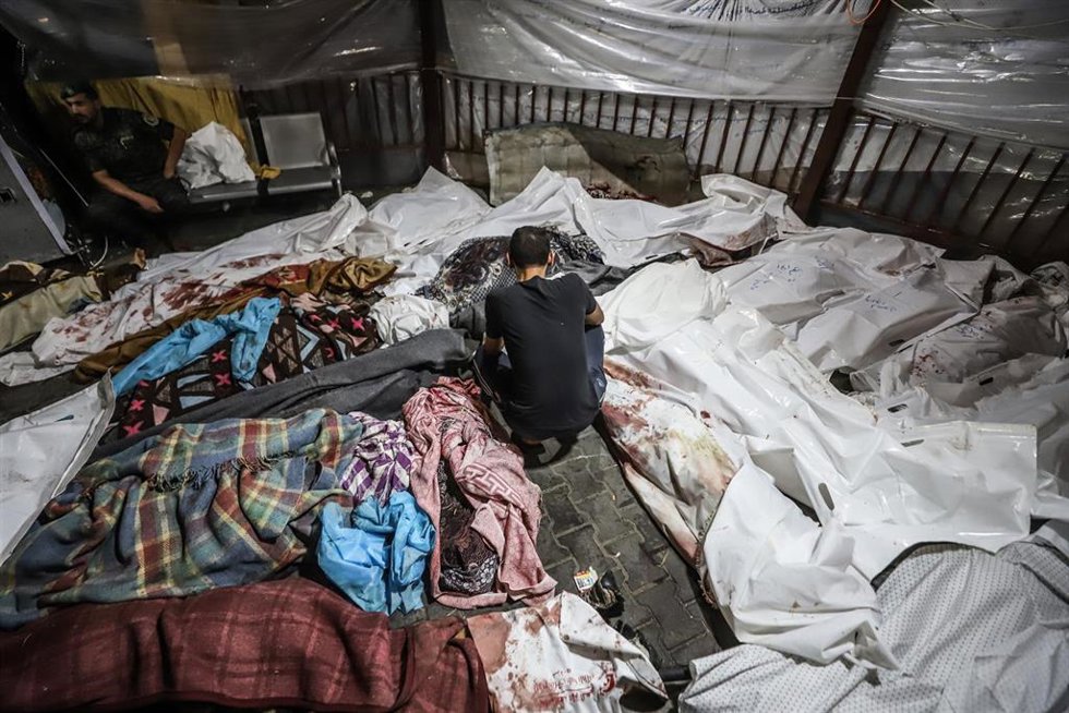 Cadáveres de palestinos tras el ataque israelí contra el hospital de Al Ahli, en el norte de Gaza