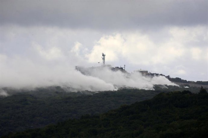 Humo en la frontera entre Líbano e Israel por el intercambio de ataques entre el Ejército israelí y el partido-milicia chií libanés Hezbolá