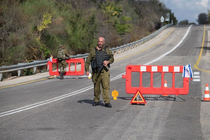 Militares de Israel en un puesto de control cerca de la frontera con Líbano