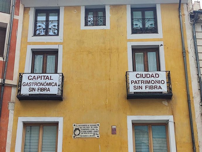 Balcón de vivienda del Casco de Cuenca denunciando la falta de fibra óptica.