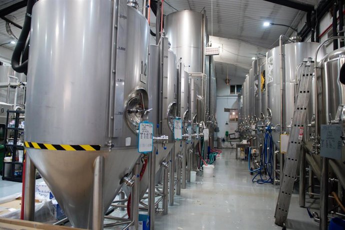 Archivo - Varios tanques de cervezas en la fábrica La Cibeles, a 25 de marzo de 2022, en Madrid (España).