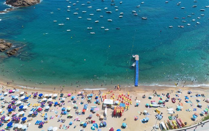 Archivo - Numerosas personas disfrutan de un día de playa en la Costa Brava (Girona).