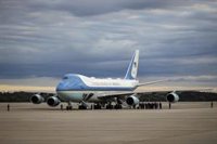 Netanyahu y Herzog reciben a pie a de pista a Biden a su llegada a Israel