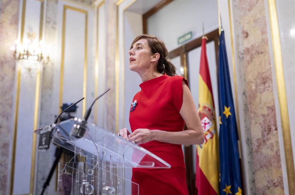 La portavoz de Sumar en el Congreso, Marta Lois, ofrece una rueda de prensa posterior a la primera sesión del debate de investidura del líder del PP, en el Congreso de los Diputados, a 26 de septiembre de 2023, en Madrid (España).