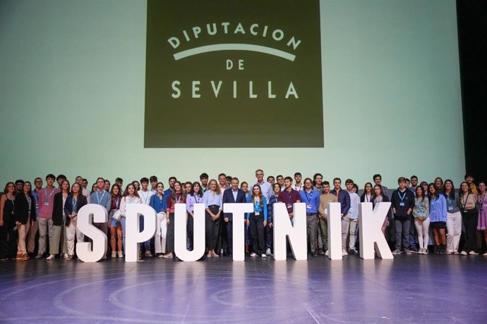 El presidente de la Diputación, Javier Fernández, con los 50 estudiantes becados por la Diputación a través del programa 'Sputnik'.