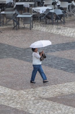 Archivo - Una persona en la Plaza Mayor de Madrid, a 4 de septiembre de 2023, en Madrid (España). 