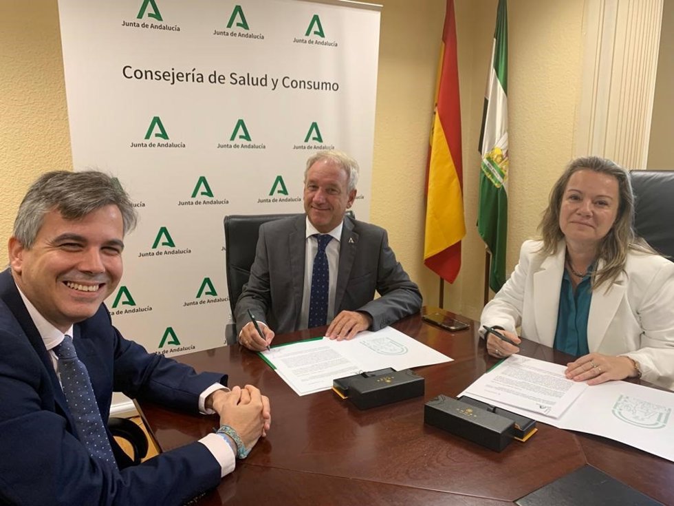 Salud y Novartis en la firma del convenio para mejorar la atención sanitaria a pacientes con síndrome coronario agudo.