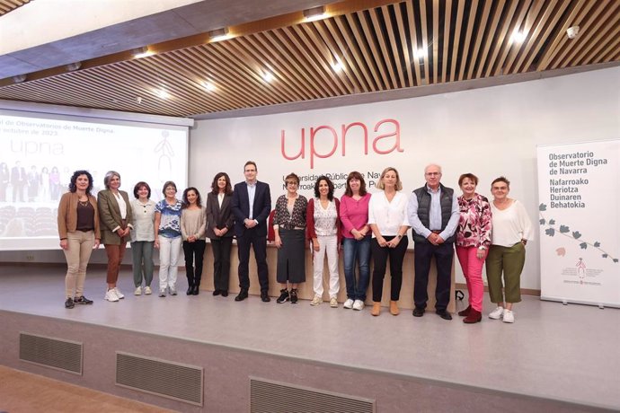 El director general de Salud y la vicerrectora de la UPNA junto con representantes de los tres observatorios de muerte digna existentes en España.