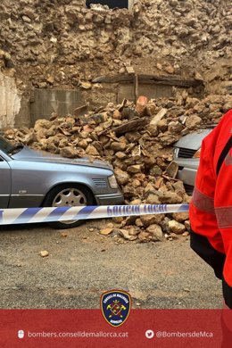 Fachada derrumbada de una casa abandonada en Alaró.