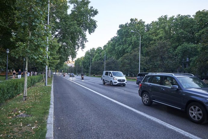 Archivo - Coches circulando por el Paseo del Prado, a 24 de julio de 2021, en Madrid (España). 