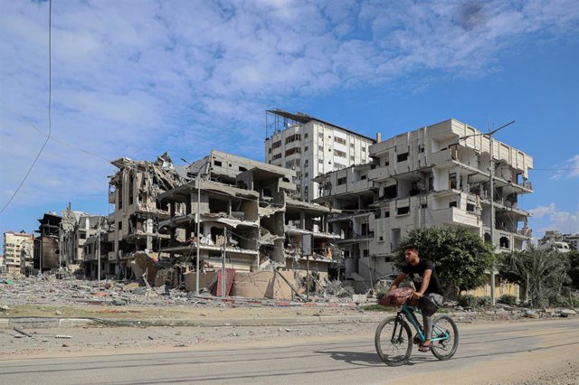 Edificio destruido por los ataques en la Franja de Gaza