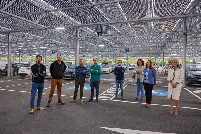 Visita al aparcamiento solar de Cardenal Ilundáin, que reabre este miércoles cubierto en su totalidad con los más de 2.700 paneles de la mayor instalación fotovoltaica de la ciudad.