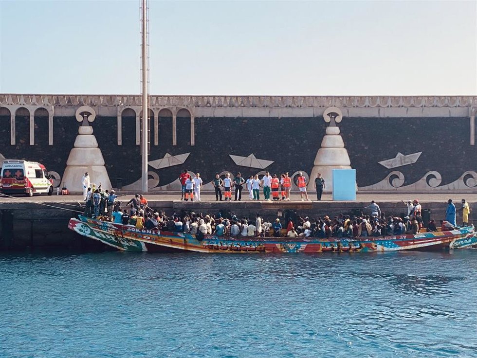Cayuco llegado al puerto de La Restinga con 220 migrantes a bordo