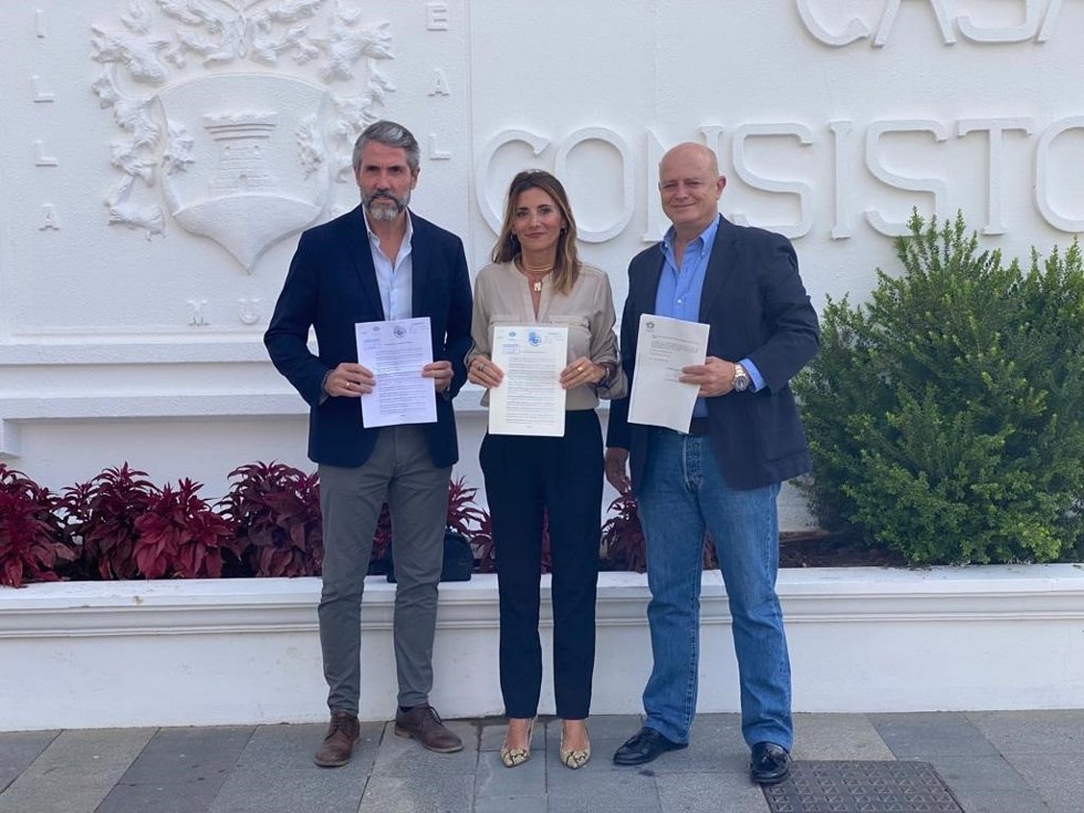 Maldonado, Mata y Belmonte durante la firma de moción de censura en Mijas