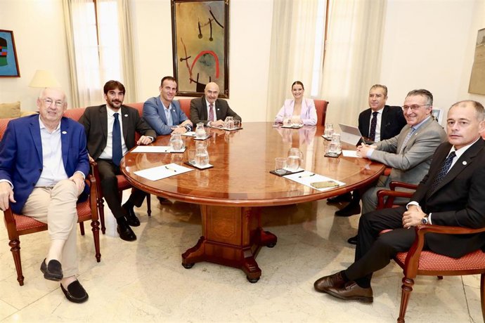 La presidenta del Govern, Marga Prohens, junto a los representantes de las Pequeñas y Medianas Empresas y Autónomos de Conpymes.