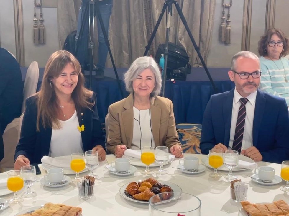 La presidenta de la ANC, Dolors Feliu, con la presidenta de Junts, Laura Borrs, y el exvicepresidente del Parlament Josep Costa