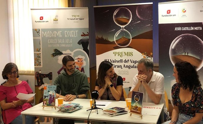 La editora Núria Font; el escritor Carles Sala; la directora de Crulla, Núria Melgosa; el escritor Jesús Castillón; y la editora ejecutiva de Crulla, Anna Pauner.