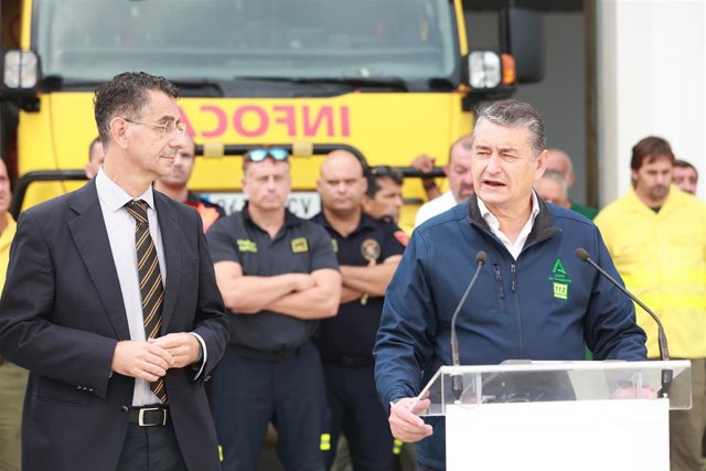 El consejero de la Presidencia, Interior, Diálogo Social y Simplificación Administrativa, Antonio Sanz, atiende a los medios en la inauguración del nuevo Subcentro de Defensa Forestal (Subcedefo) de Barbate (Cádiz)
