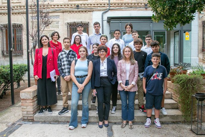 La viceconsejera de Educación, María del Mar Torrecilla, y la directora general de Asuntos Europeos, Virginia Marco, reciben al grupo ganador en la categoría senior del concurso Celebramos el Día de Europa.