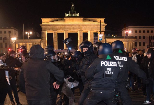 Enfrentamientos entre policías y manifestantes durante una concentración a favor de los palestinos en Berlín