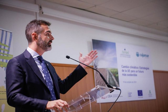 El consejero de Sostenibilidad, Medio Ambiente y Economía Azul, Ramón Fernández-Pacheco (c), durante la inauguración de las jornadas "Cambio Climático: Estrategias de la UE para un futuro más sostenible" organizadas por Asempal.