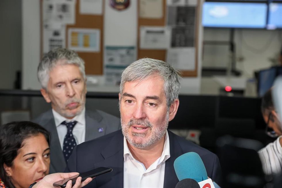 El presidente del Gobierno de Canarias, Fernando Clavijo, atiende a medios tras una reunión de coordinación sobre la inmigración, en el Centro de Coordinación Regional de Canarias, a 16 de octubre de 2023, en Las Palmas de Gran Canaria, Gran Canaria, Ca