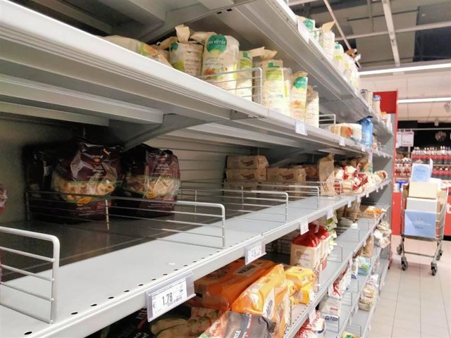 Archivo - Estantes de un supermercado