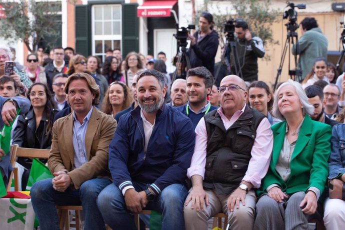 Archivo - Juan José Cardona en una imagen de abril durante un acto electoral en Menorca junto a Santiago Abascal y Jorge Campos