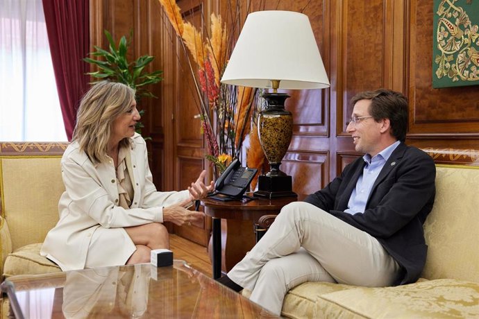 La alcaldesa de Pamplona, Cristina Ibarrola, y el alcalde de Madrid, José Luis Martínez-Almeida, se reúnen en Pamplona con motivo de la firma de un protocolo entre ambos ayuntamientos para colaborar en actividades turísticas.