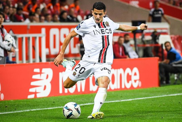 Archivo - El argelino Youcef Atal, en un partido con el OGC Niza. 