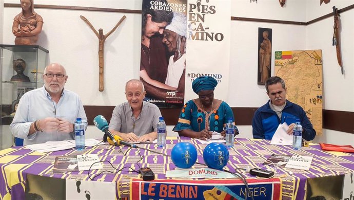 El delegado Episcopal de Misiones de Asturias, Pedro Tardón, junto al misionero Antonio Herrero, la religiosa nativa de Benin Sabina, y Francisco Javier, misionero comboniano nativo de México.