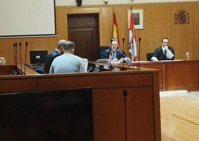 El vecino de Arroyo, de espaldas, junto a su letrado defensor durante la vista oral celebrada este miércoles en la Audiencia de Valladolid.