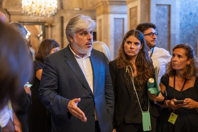 El president de Junts al Parlament, Albert Batet, i la portaveu del grup parlamentari, Mnica Sales