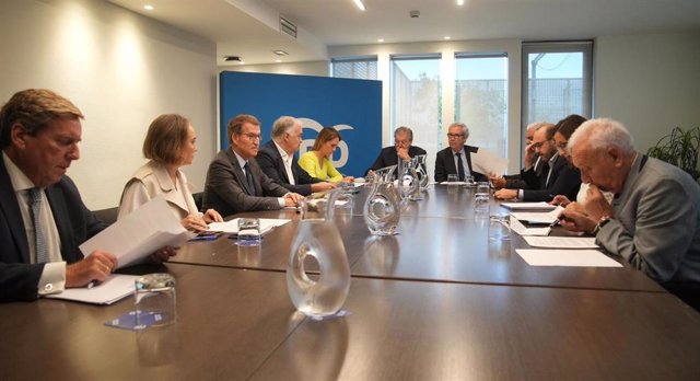 El presidente del PP, Alberto Núñez Feijóo, se reúne con exministros de Asuntos Exteriores y expertos en materia internacional para analizar la situación y el papel que está desempeñando España tras el ataque terrorista de Hamás contra Israel.
