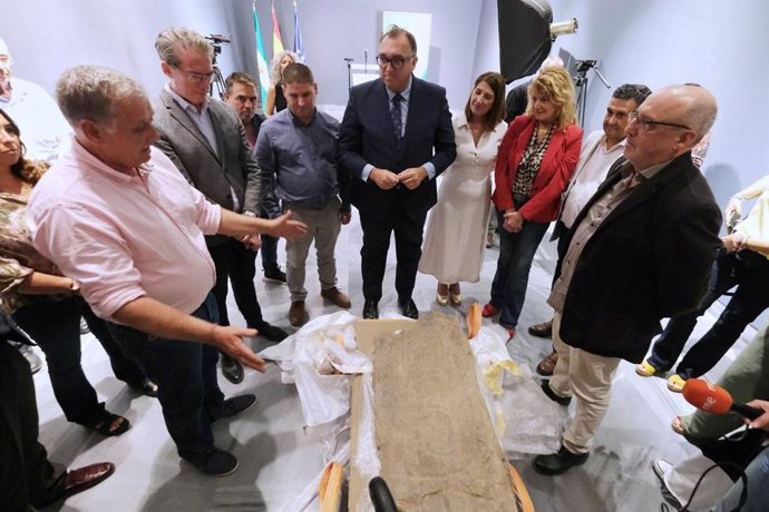 El consejero de Turismo, Cultura y Deporte, Arturo Bernal, ha asistido en el Museo de Huelva al acto de recepción de la denominada 'Estela 3' de Cañaveral de León.