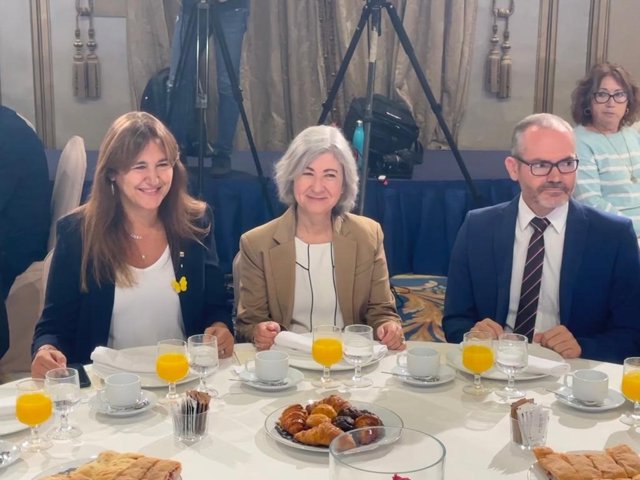 La presidenta de l'ANC, Dolors Feliu, amb la presidenta de Junts, Laura Borràs, i l'exvicepresident del Parlament Josep Costa