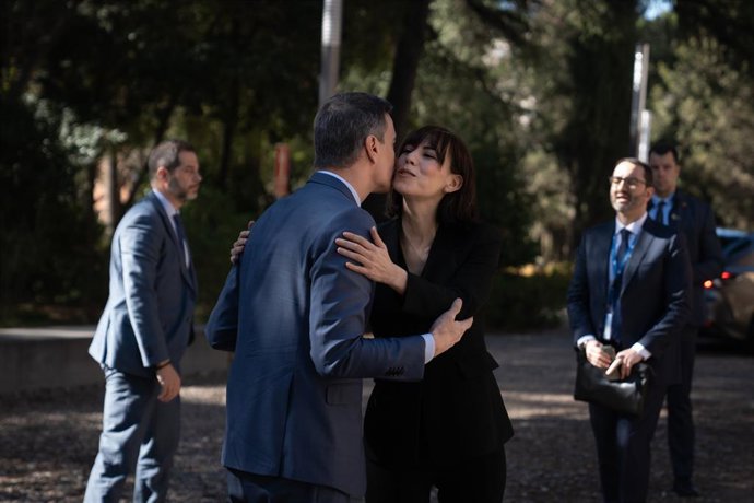 Archivo - El presidente del Gobierno, Pedro Sánchez, y la ministra de Ciencia e Innovación, Diana Morant, se saludan durante su visita al superordenador MareNostrum 5, en el Barcelona Supercomputing Center-Centro Nacional de Supercomputación (BSC-CNS), 