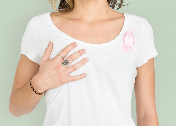 Archivo - Unas 6.000 andaluzas serán diagnosticadas de cáncer de mama en 2023, pero ocho de cada diez lo superarán, según la Sociedad Andaluza de Oncología Médica.