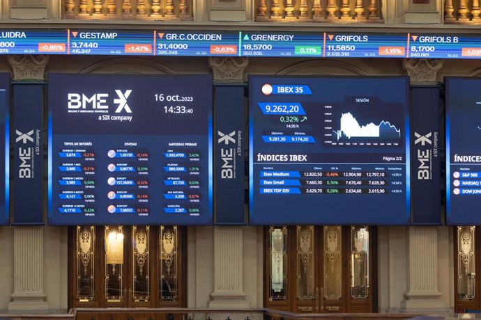 Paneles del Ibex 35, en el Palacio de la Bolsa, a 16 de octubre de 2023, en Madrid (España). 