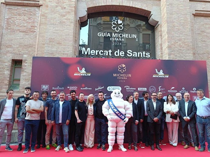 Los cocineros encargados de la cena junto a Pereda, Rius, Gil, Calvera y el emblema de Michelin