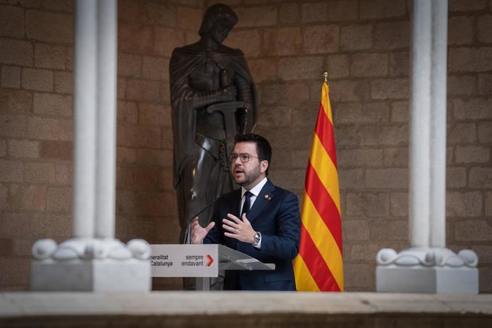 El presidente de la Generalitat, Pere Aragons, durante una rueda de prensa tras la reunión del Govern para valorar el informe para pactar un referéndum de autodeterminación,en la galería gótica del Palau de la Generalitat, a 16 de octubre de 2023, en M